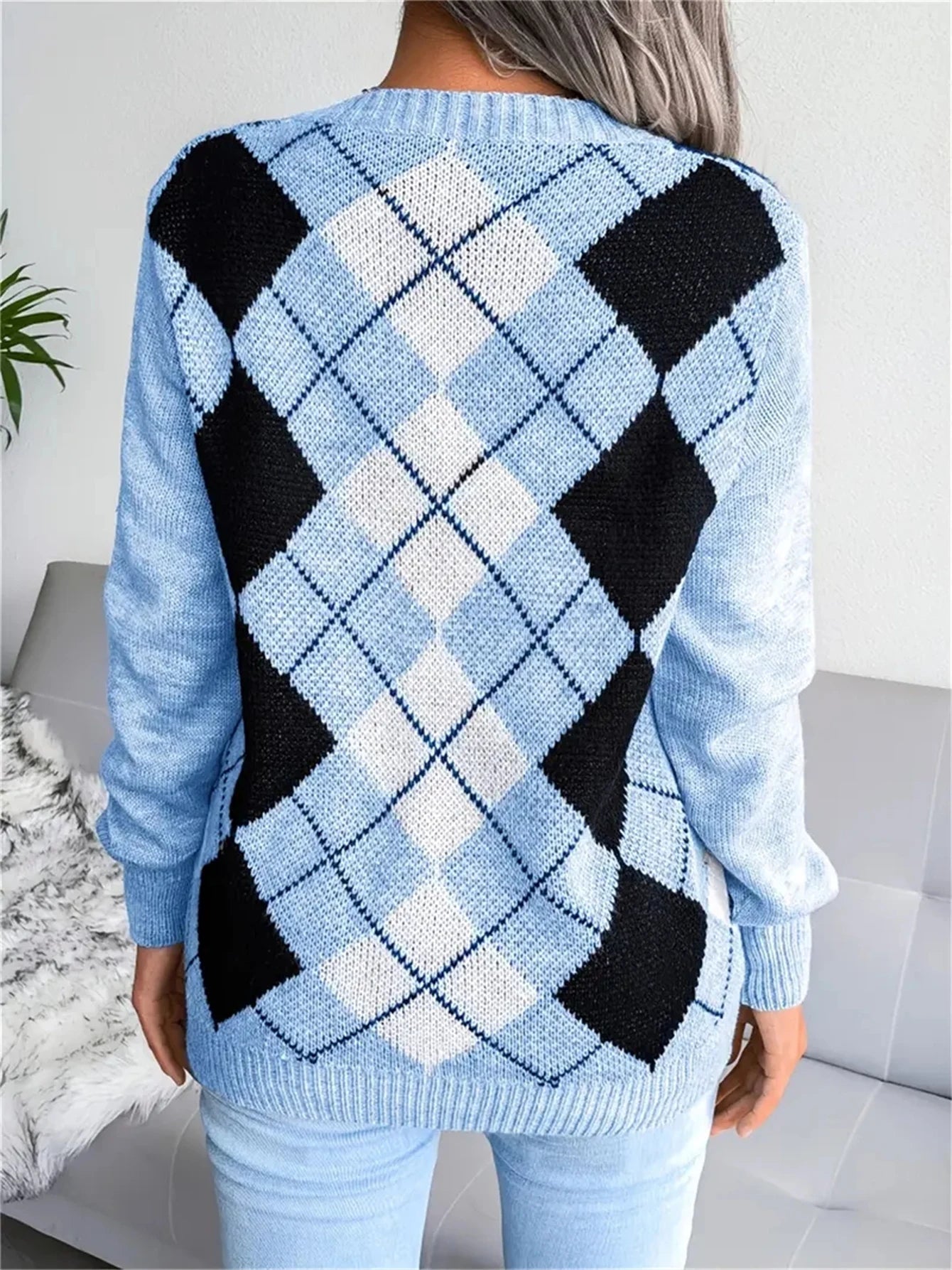 V-neck Diamond Plaid Pattern Long Sleeved Sweater