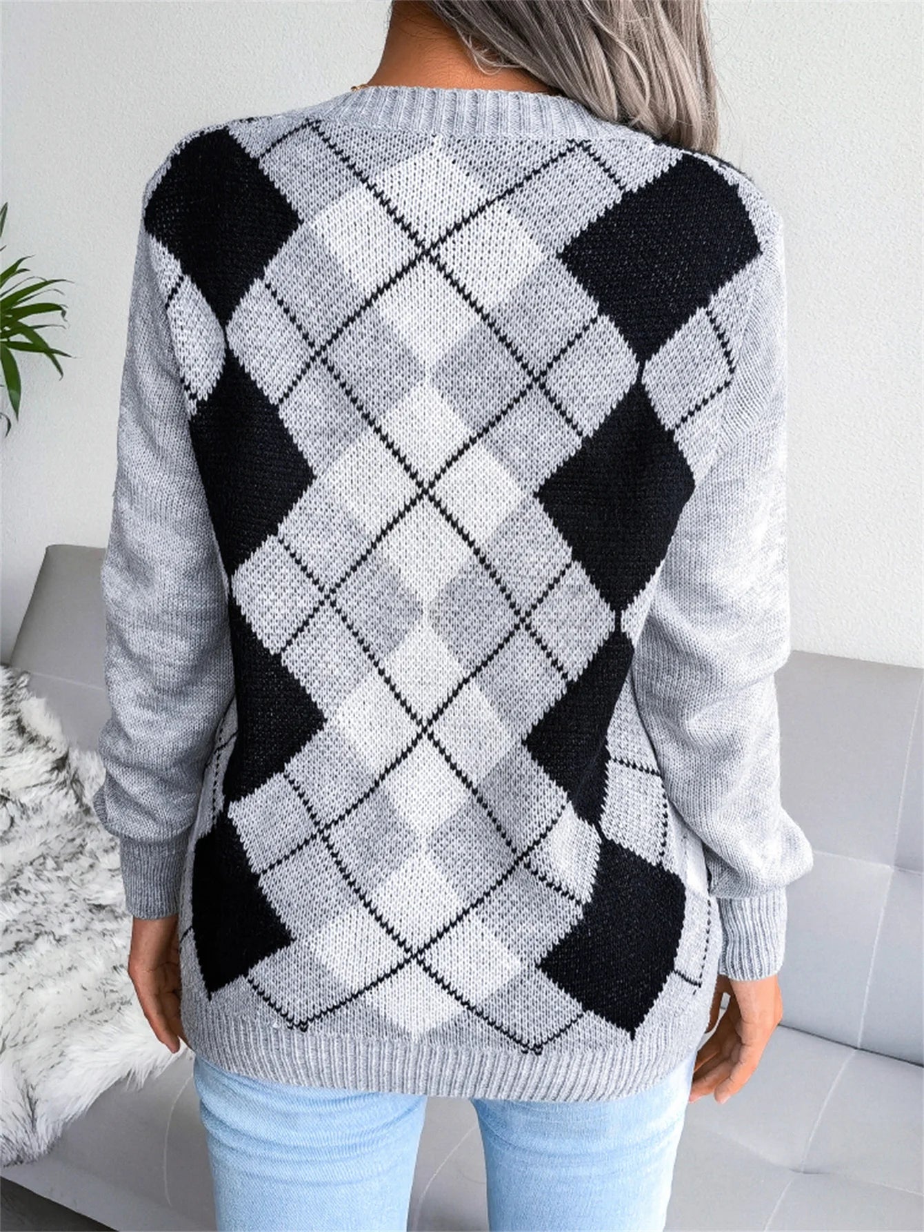 V-neck Diamond Plaid Pattern Long Sleeved Sweater